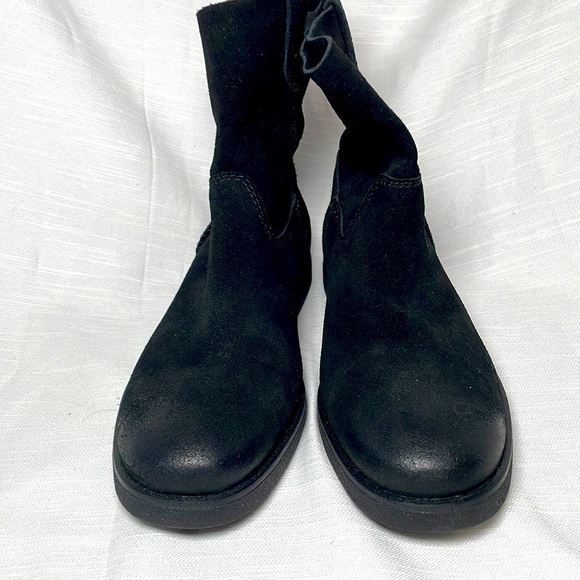 UGG JOSEFENE Chelsea Short Boots Pull On Flat US 5.5 in Black Distressed Toe Box - Picture 1 of 10